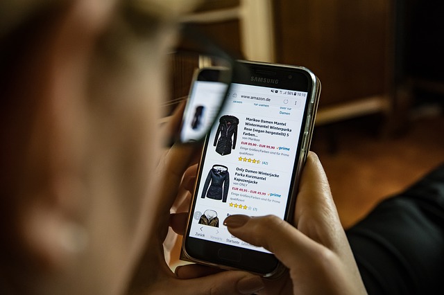 nakupování oblečení přes mobilní telefon