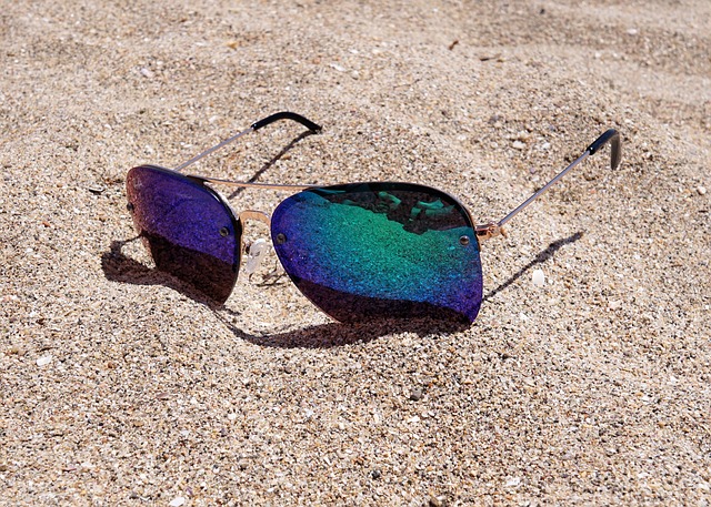 sluneční brýle v písku.jpg