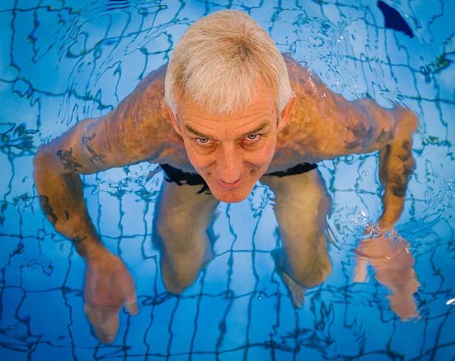 starší muž v bazénu