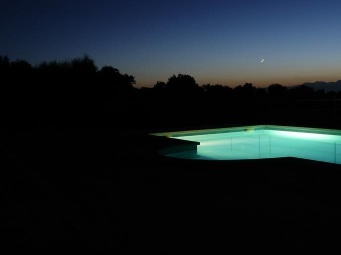 bazén v noci
