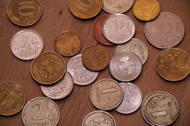 drobné ruské mince na stole, rubly