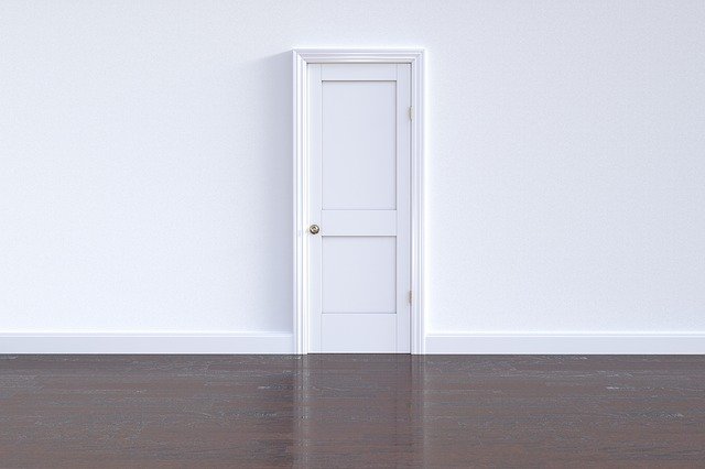 vchodové bílé dveře